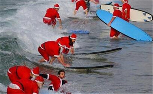 320名圣诞老人整体冲浪？？？？？？八一八圣诞节奇闻趣事