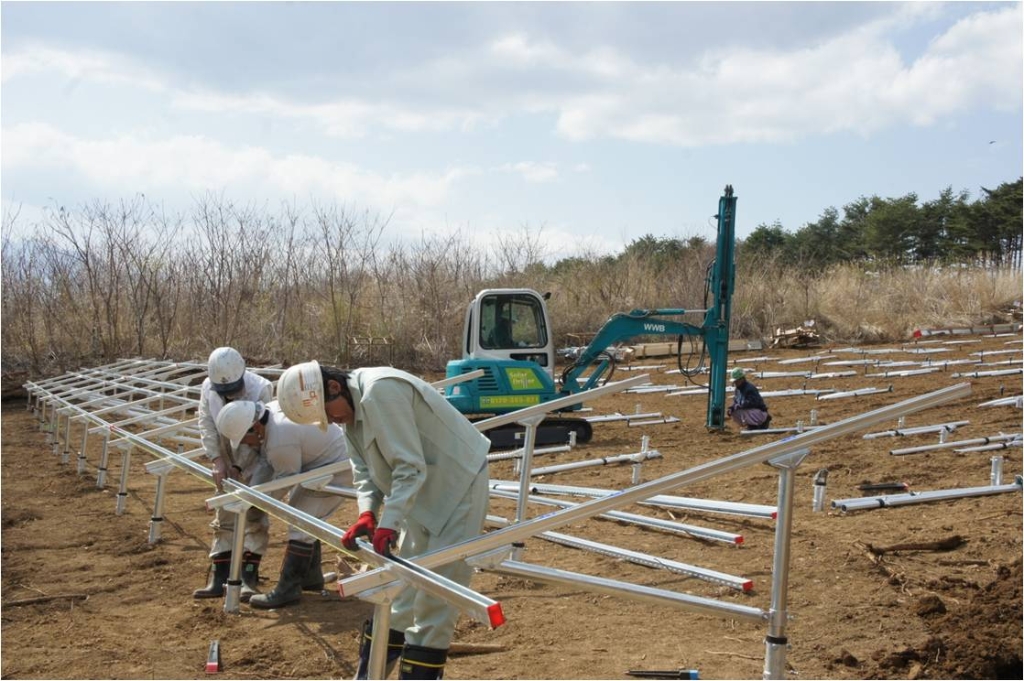 光伏工程施工必备利器---云顶国际yd888智能螺旋地桩钻机精彩亮相上海光伏展