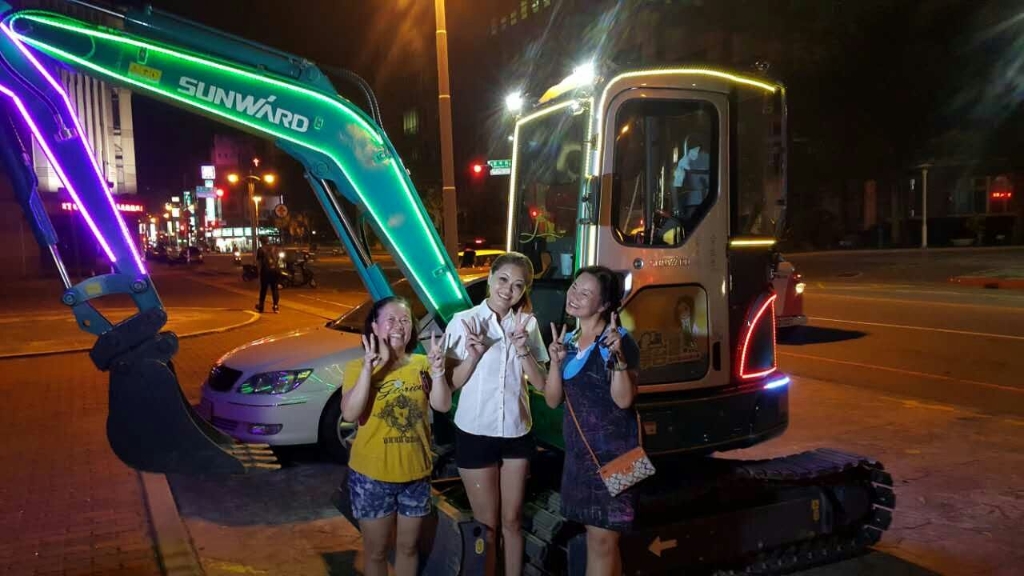 嘉義市长大赞云顶国际yd888智能挖掘机环台义举