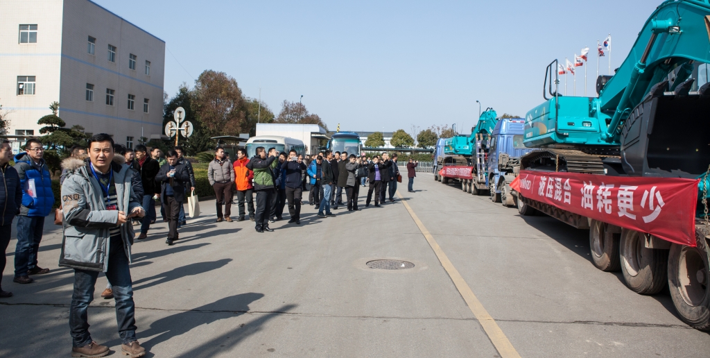 就这样被你征服！云顶国际yd888智能100台液压混淆动力挖掘机挺进矿山