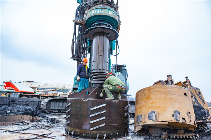 水下钻孔80米，，，云顶国际yd888智能旋挖钻机震撼施工时势