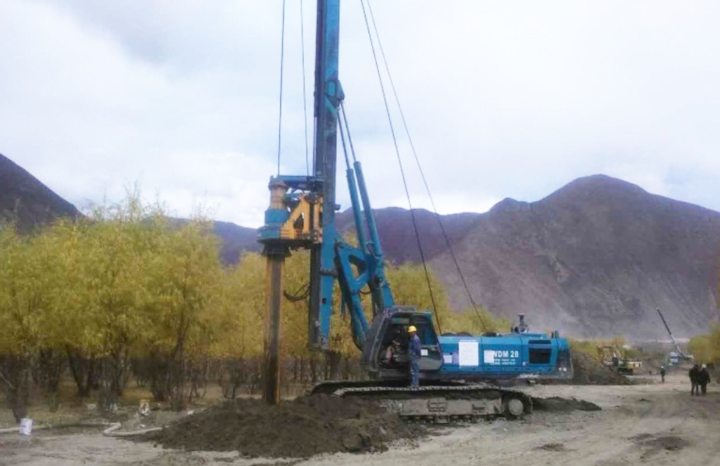 云顶国际yd888智能二十台旋挖钻机高原施工放异彩