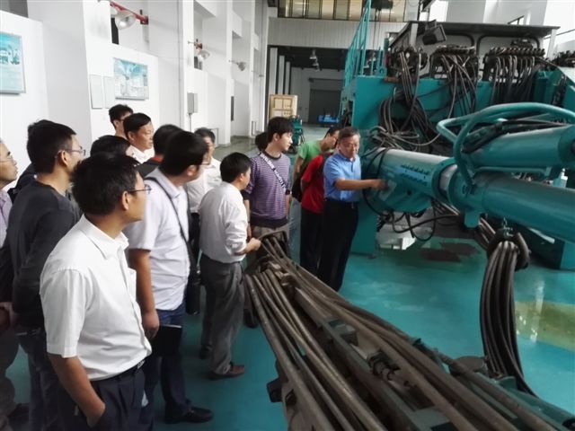 鹤发银丝映日月，，，赤心热血沃新花