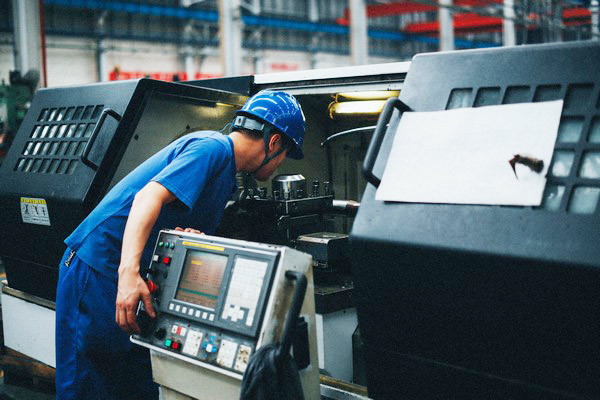 曾梦想当厨师，，，，，，，却成数控车工巨匠