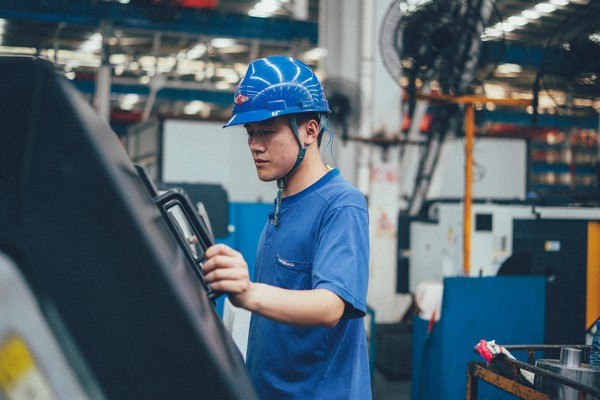 曾梦想当厨师，，，，，，，却成数控车工巨匠