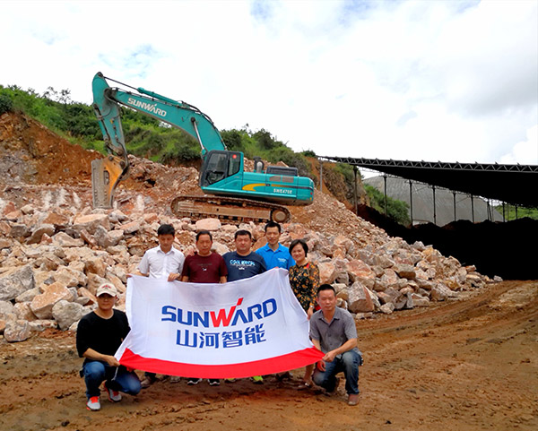 看石场风云怎样演绎？？？？？云顶国际yd888智能矿山战神SWE470E大型挖掘机一锤定音！