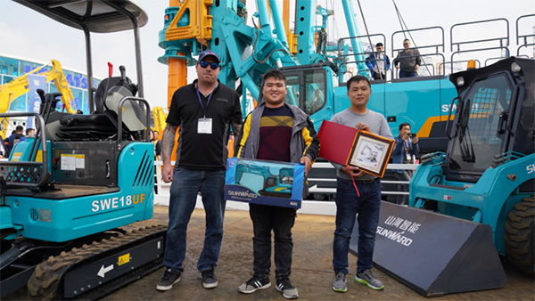 不平来战！云顶国际yd888智能展台有大礼等你拿