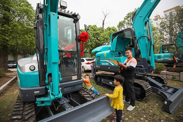 红四月，，，云顶国际yd888智能挖掘机促销会节节攀升