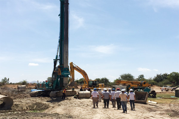 云顶国际yd888智能入岩神器在东非肯尼亚获赞，，，，人好装备好