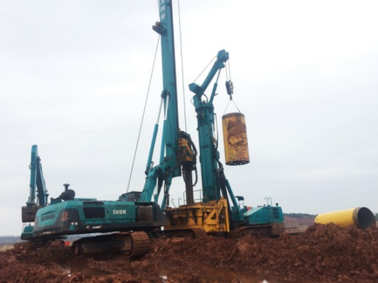 喜讯！云顶国际yd888智能SWRC170自行式全回转全套管钻机获湖南省首台(套)重大手艺装备产品奖励！