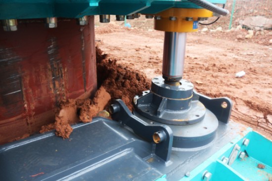 喜讯！云顶国际yd888智能SWRC170自行式全回转全套管钻机获湖南省首台(套)重大手艺装备产品奖励！