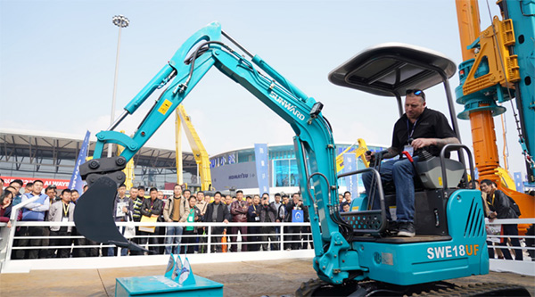 不平来战！云顶国际yd888智能展台有大礼等你拿