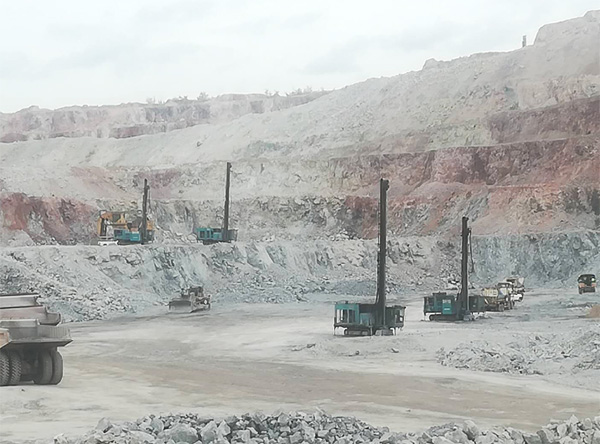 高温酷暑，，，云顶国际yd888智能凿岩装备异域扬威