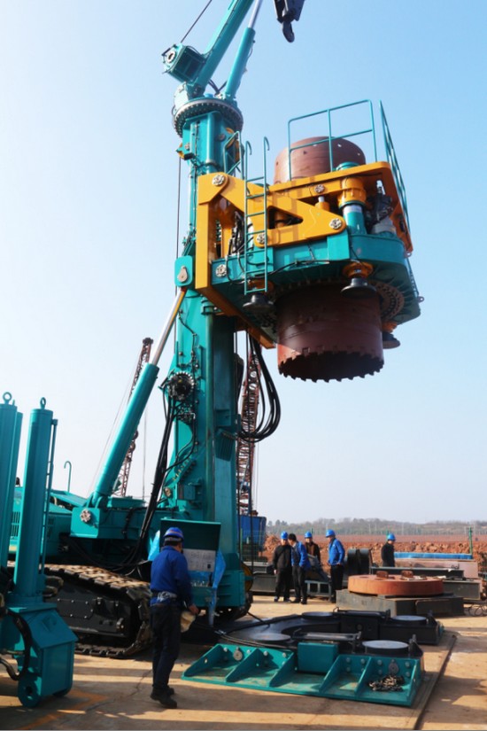 喜讯！云顶国际yd888智能SWRC170自行式全回转全套管钻机获湖南省首台(套)重大手艺装备产品奖励！