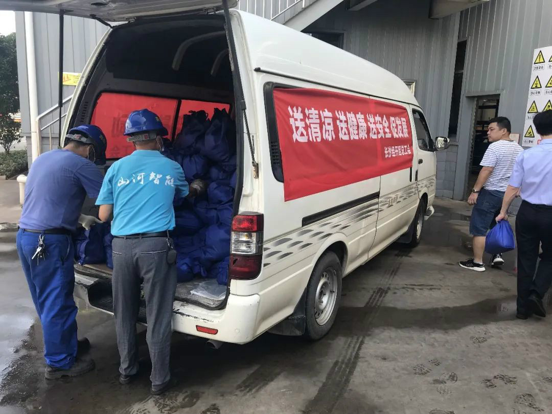 夏日炎炎送清凉，，，，，，，区总眷注暖人心