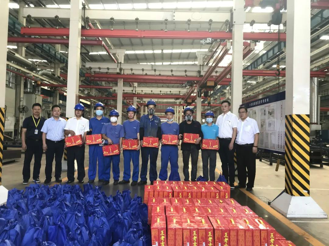 夏日炎炎送清凉，，，，，，，区总眷注暖人心