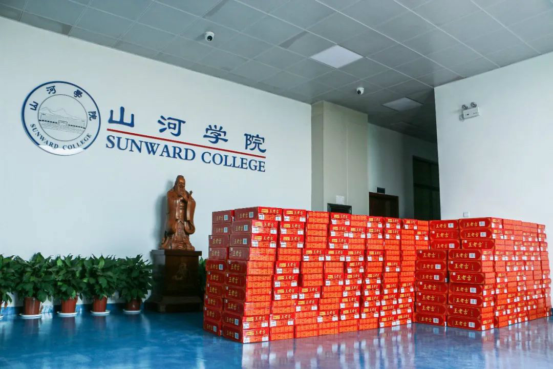 情系职工送清凉，，，，，殷切眷注鼓劲头——云顶国际yd888智能开展夏日送清凉活动