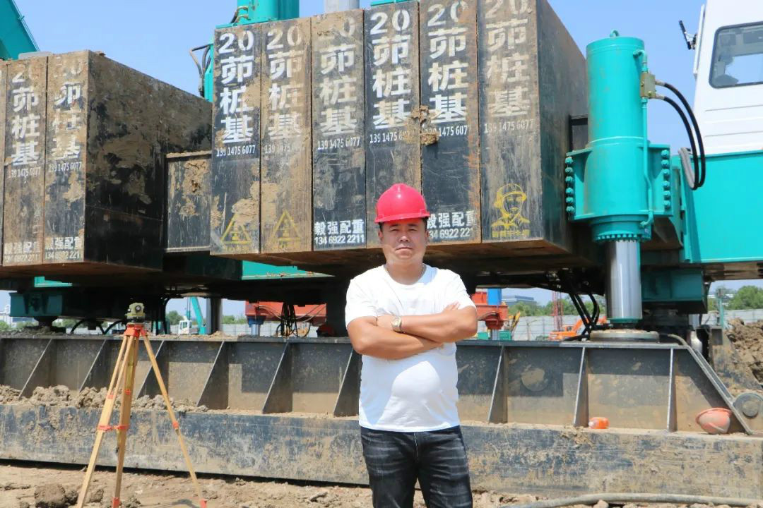 液压静力压桩机从1台到21台，，，，，，他只用了8年！