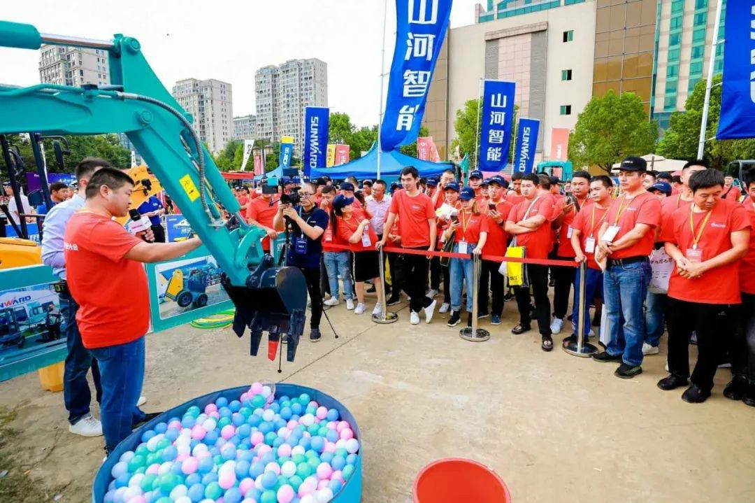 2020全球微挖大会 云顶国际yd888智能精品微挖赢得满堂彩