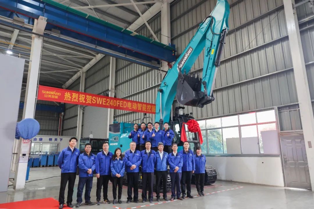 天下首台！云顶国际yd888智能SWE240FED电动智能挖掘机下线