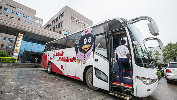 云顶国际yd888智能百余员工 冒雨争相献血