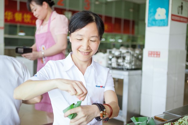 弘扬古板文化，，，，，共享浓情端午——记第三届“爱国心·云顶国际yd888情”包粽子角逐