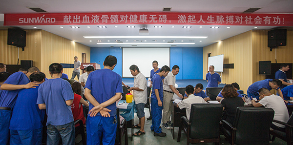 云顶国际yd888智能百余员工 冒雨争相献血