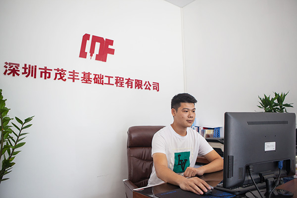 我叫阿忠，，，忠于事业，，，也忠于云顶国际yd888智能旋挖钻机