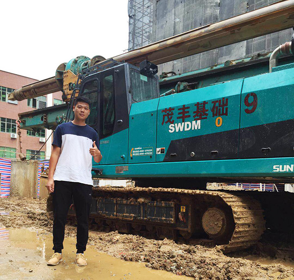 我叫阿忠，，，忠于事业，，，也忠于云顶国际yd888智能旋挖钻机