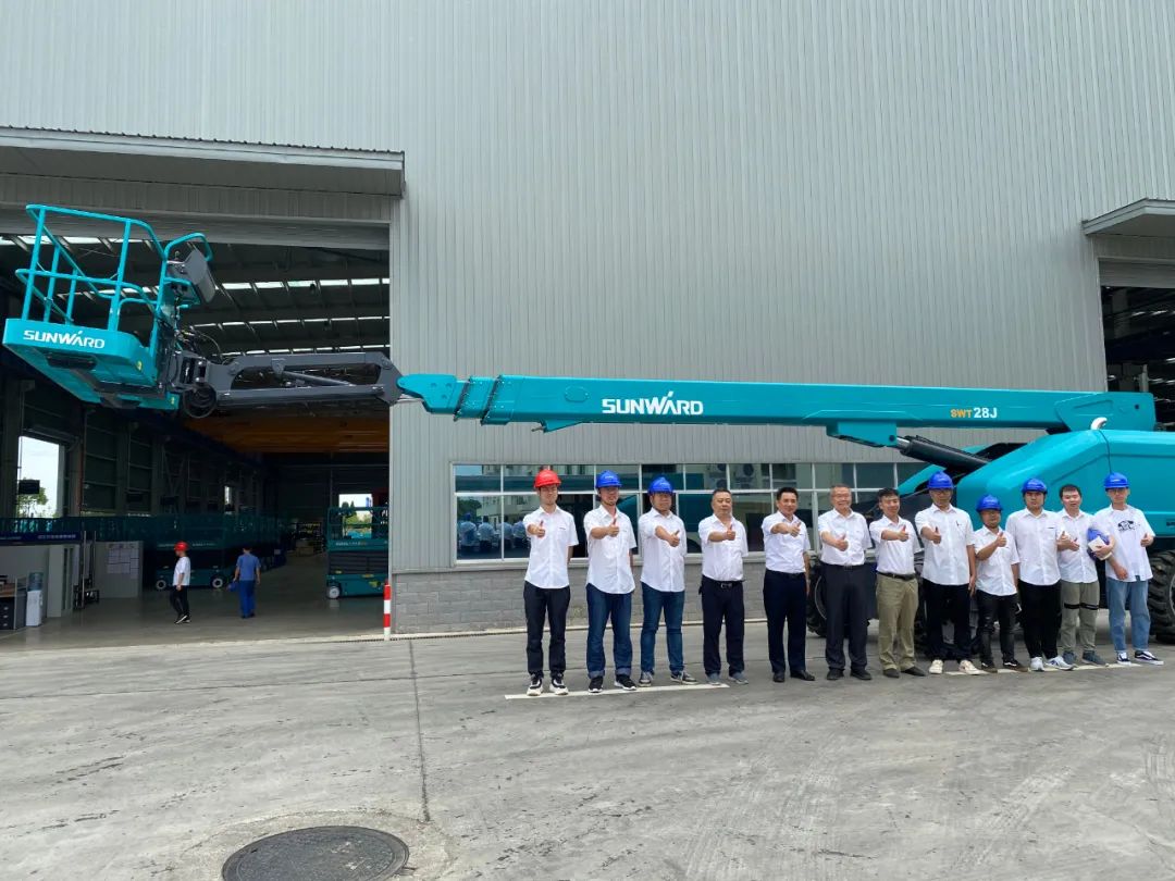 云顶国际yd888智能首款直臂式高空作业平台顺遂通过评审