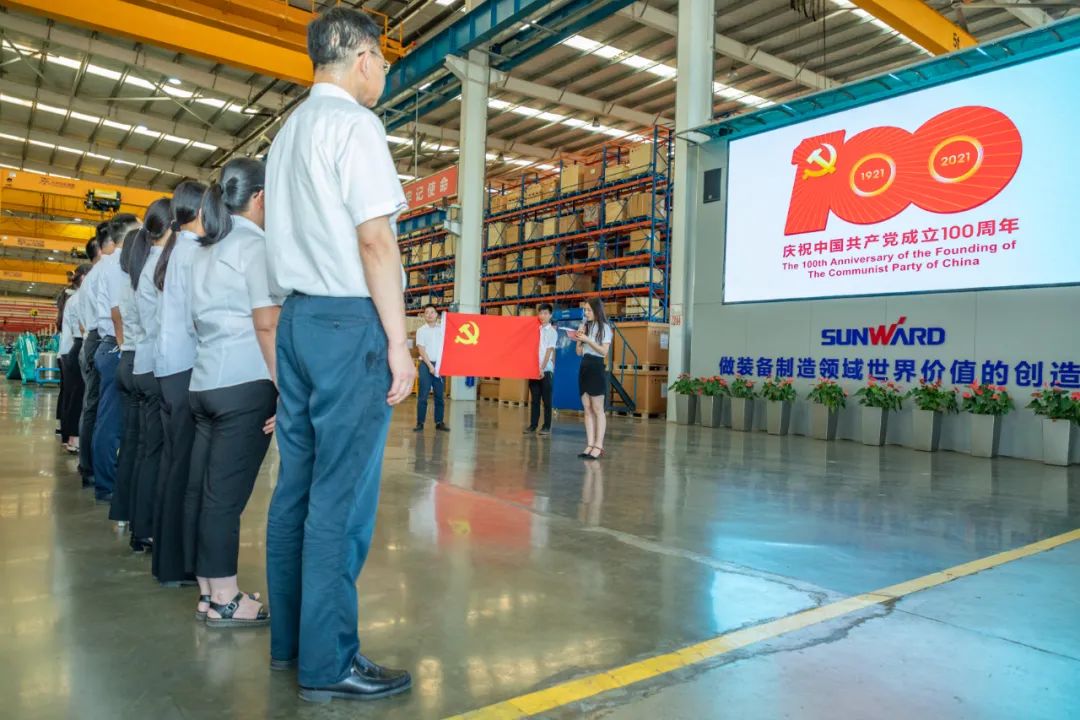 接续斗争再出发——云顶国际yd888智能党委举行新党员入党宣誓和老党员重温入党誓词活动