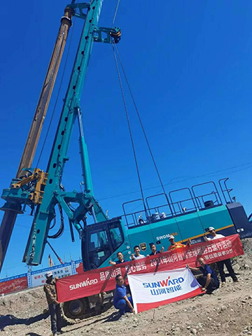 顶酷暑 走沙漠 2021年云顶国际yd888智能全球效劳万里行走进新疆