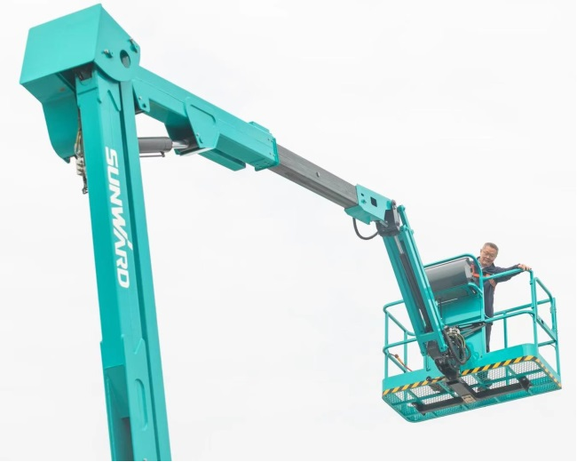 匠心打造！云顶国际yd888智能曲臂式高空作业平台正式投放市场