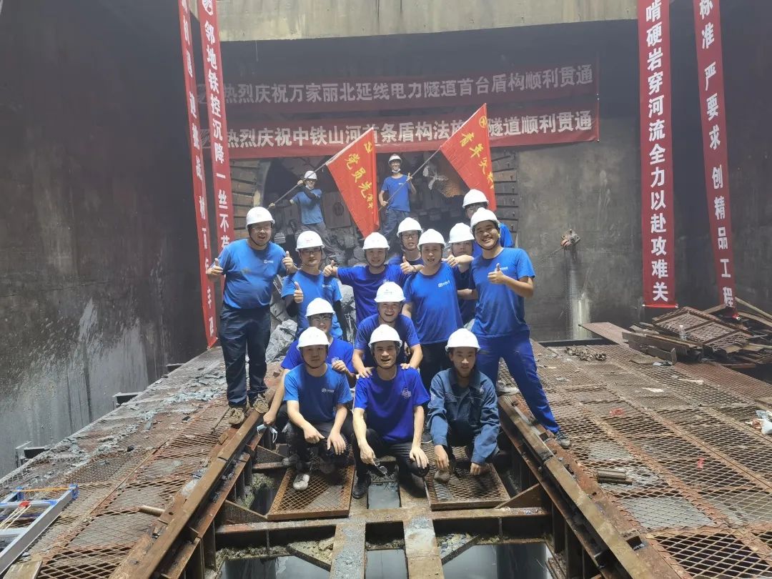 掘进1978米，，，，，中铁云顶国际yd888首条盾构法施工隧道顺遂意会