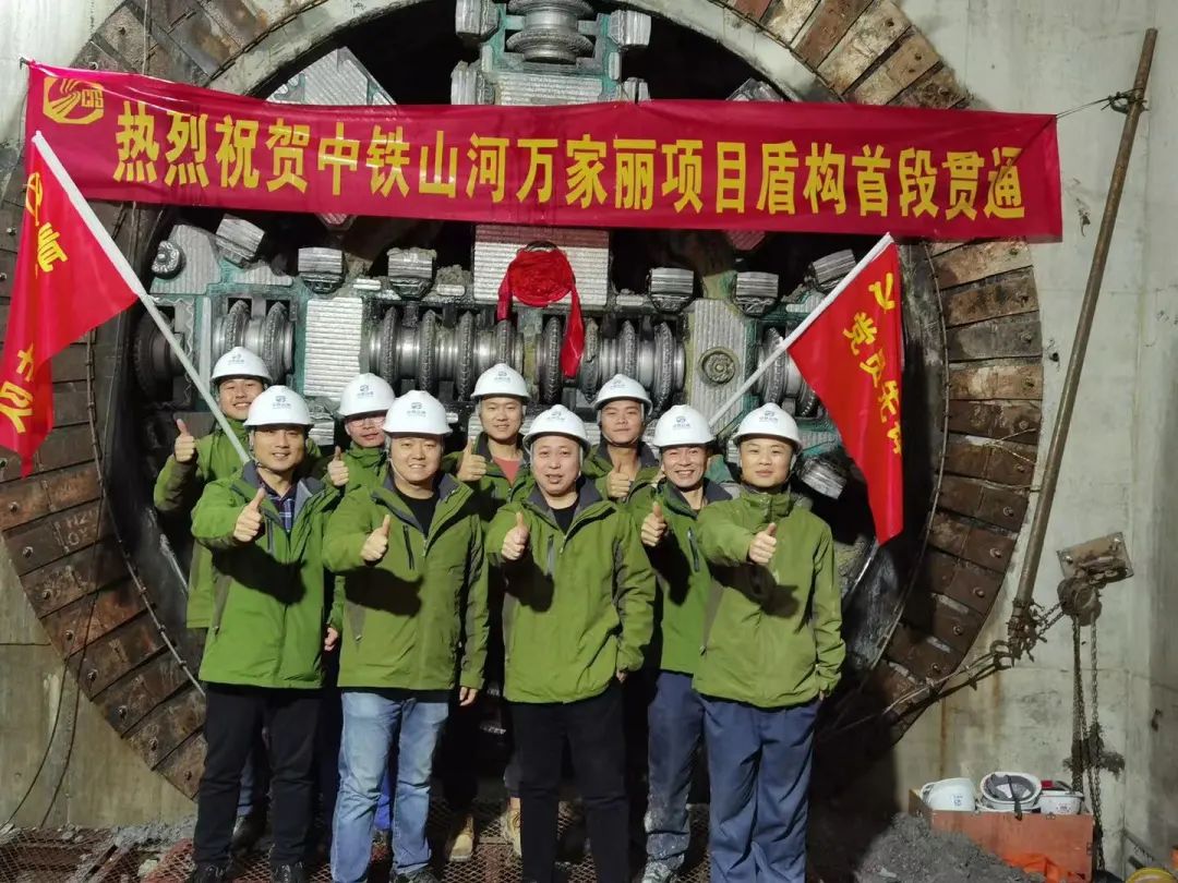 掘进1978米，，，，，中铁云顶国际yd888首条盾构法施工隧道顺遂意会