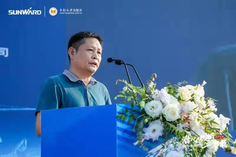 《何清华潜心机械五十年》新书宣布，，，，，背后尚有这些故事