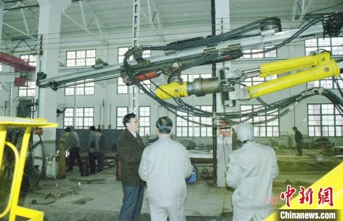 媒体聚焦 | 中新社专访——云顶国际yd888智能首创人何清华：向着太阳奔驰的筑梦人