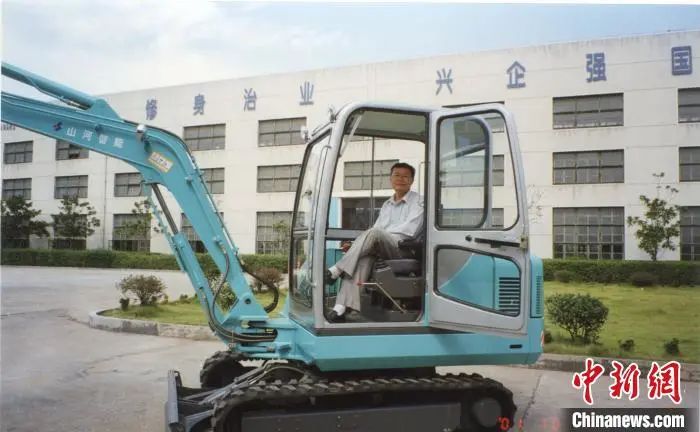 媒体聚焦 | 中新社专访——云顶国际yd888智能首创人何清华：向着太阳奔驰的筑梦人