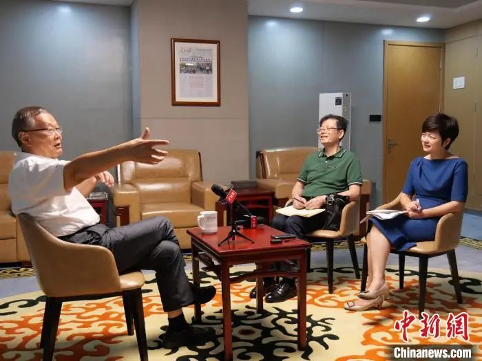 媒体聚焦 | 中新社专访——云顶国际yd888智能首创人何清华：向着太阳奔驰的筑梦人