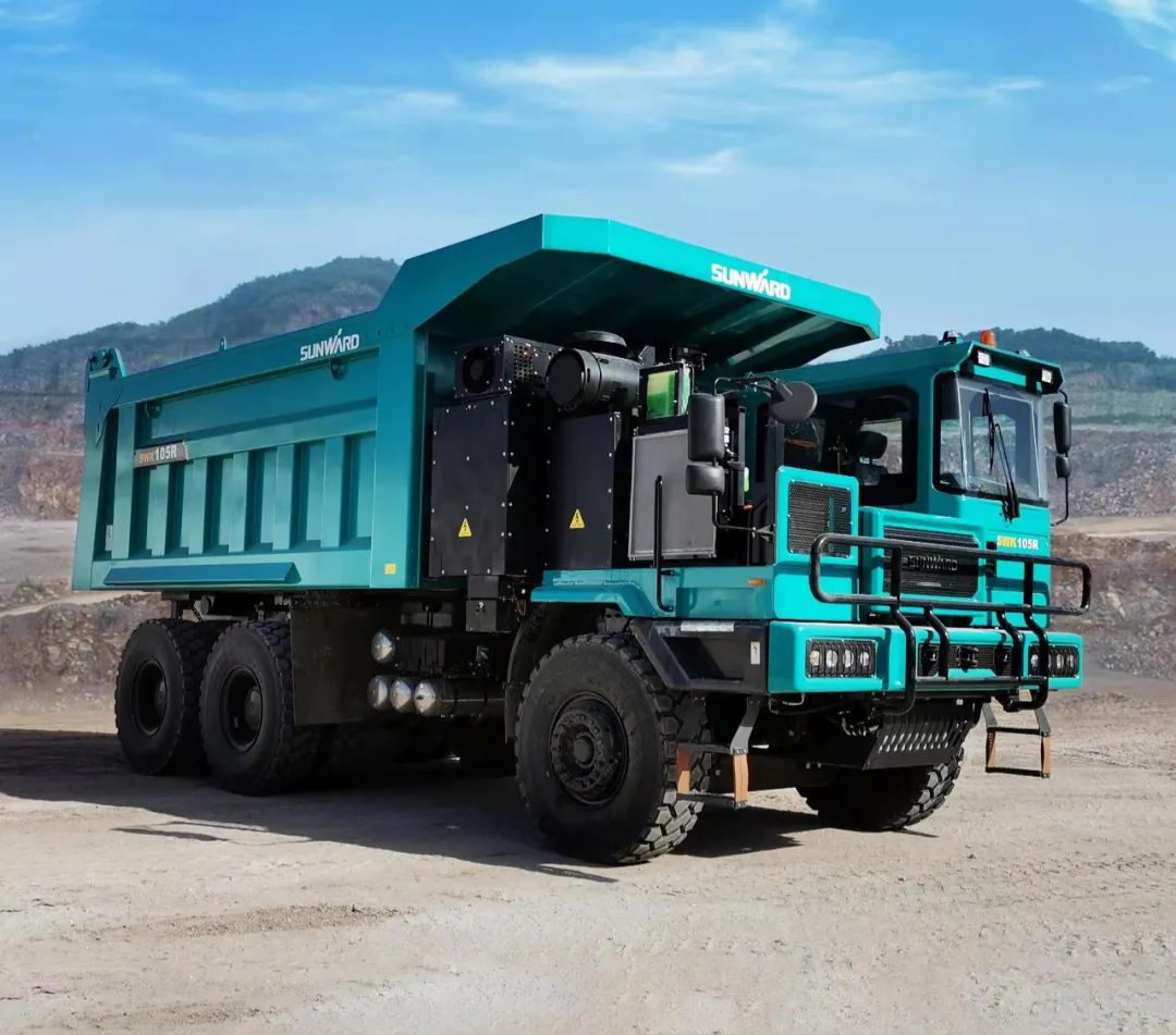 新能源，，，，，，，长续航！云顶国际yd888智能首台LNG增程式宽体矿卡下线交付