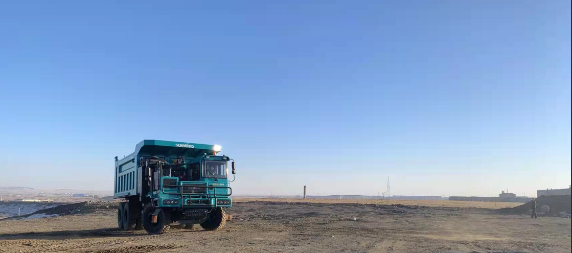 新能源，，，，，，，长续航！云顶国际yd888智能首台LNG增程式宽体矿卡下线交付