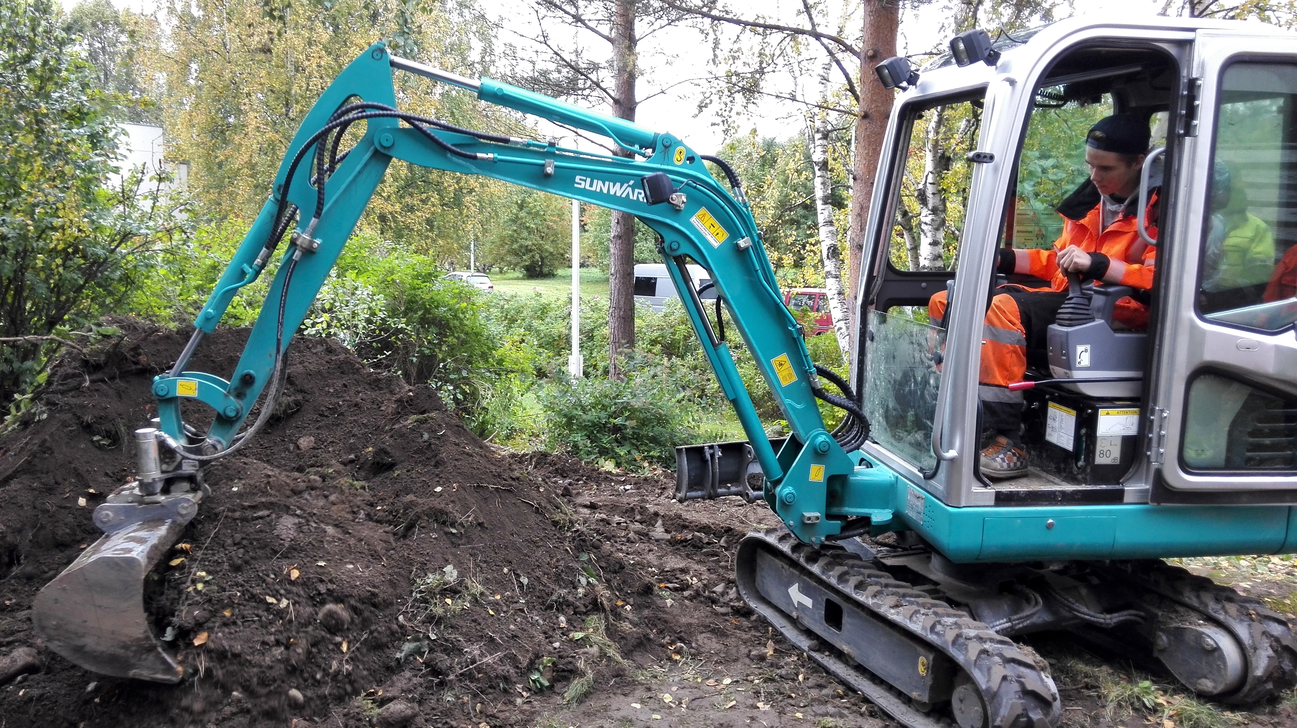 国产小型挖掘机价钱几多钱一台？？？