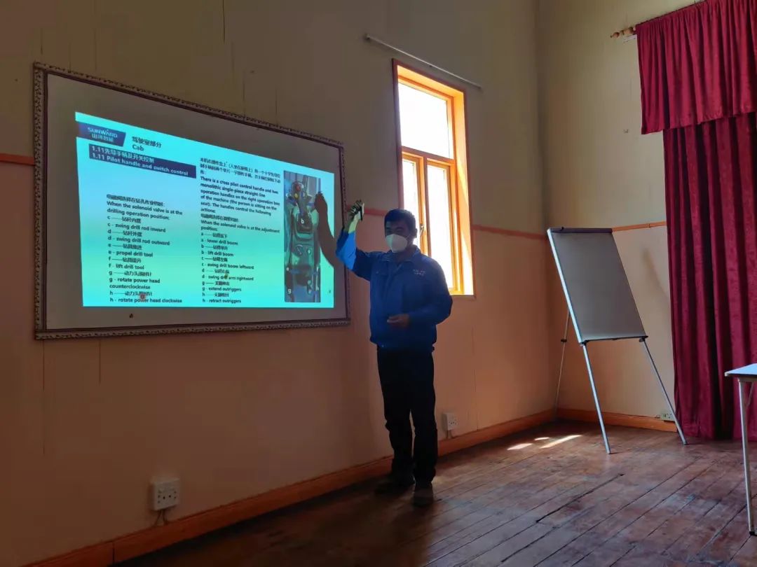 疫情当下，，，，，，，逆行非洲——云顶国际yd888智能凿岩装备团队外洋效劳纪实