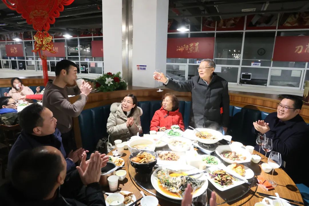 云顶国际yd888智能董事长何清华与留厂员工一起过大年！