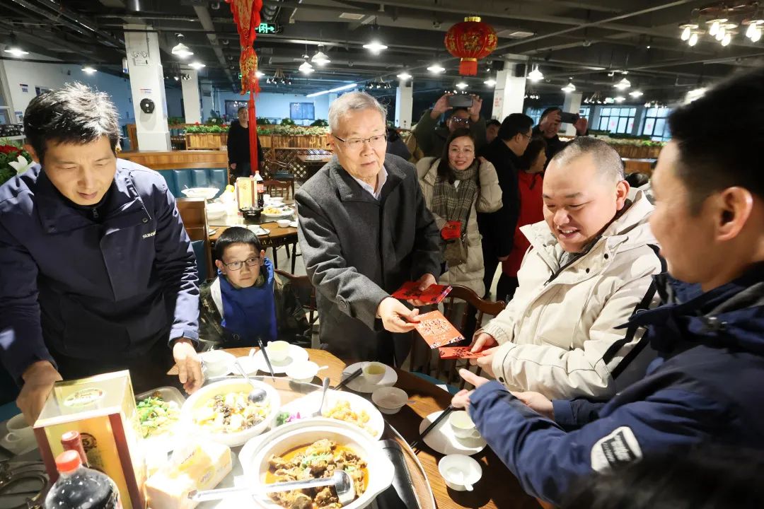 云顶国际yd888智能董事长何清华与留厂员工一起过大年！