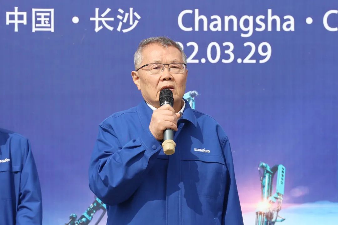 征战全球市场。。。≡贫ス蕐d888智能凿岩装备批量发货