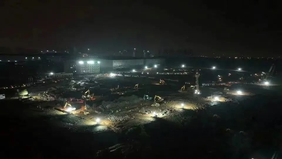 冲锋一线显继续！云顶国际yd888智能挖掘机助力长沙方舱医院建设