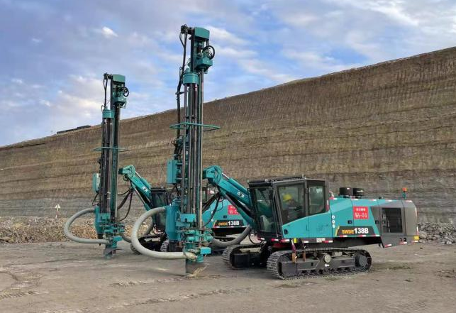 携手战边疆！云顶国际yd888智能潜孔钻机助力弘大爆破新疆奇台项目建设