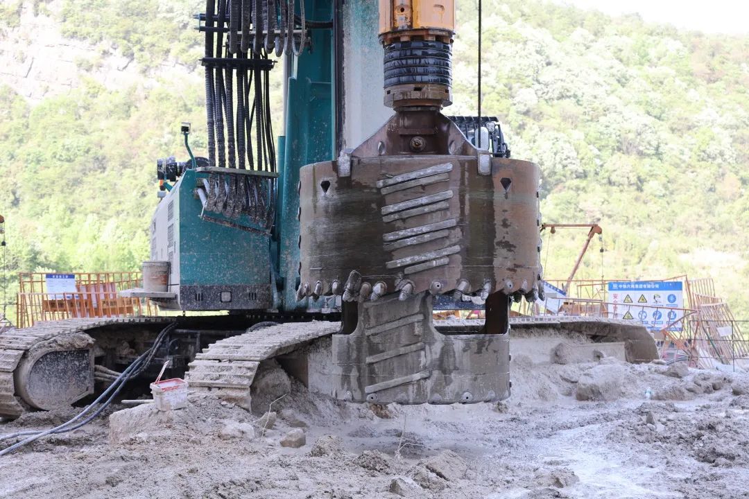 展现施工“奇效”！云顶国际yd888智能旋挖钻机强势助力炉慈高速公路建设