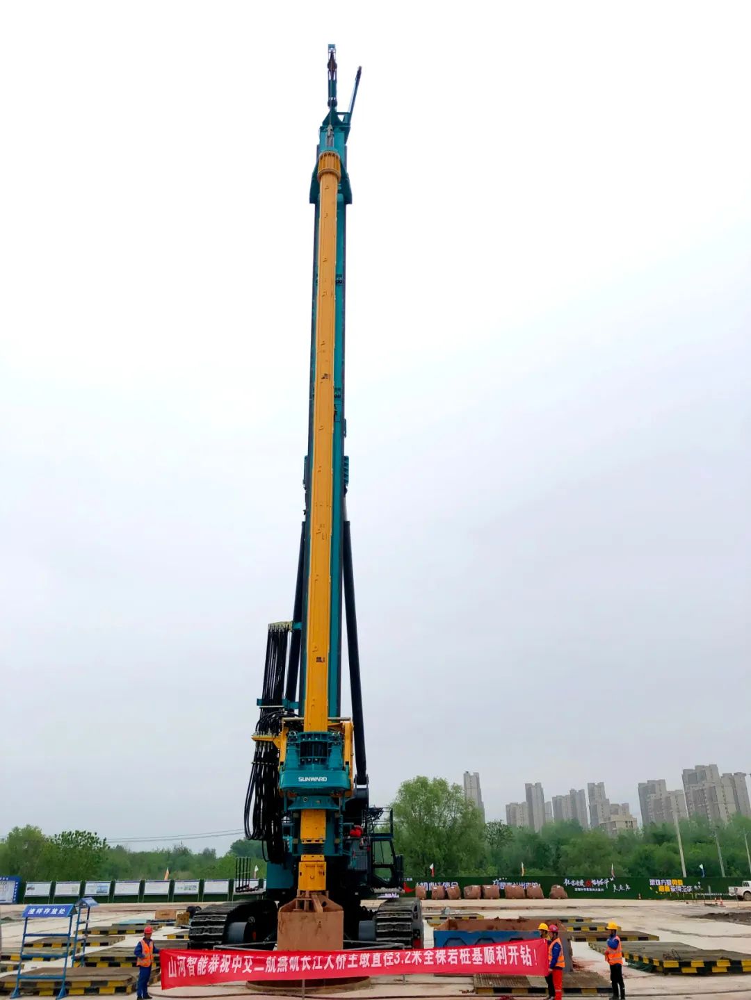 再啃“硬骨头”！云顶国际yd888智能“超等桩备”助建燕矶长江大桥